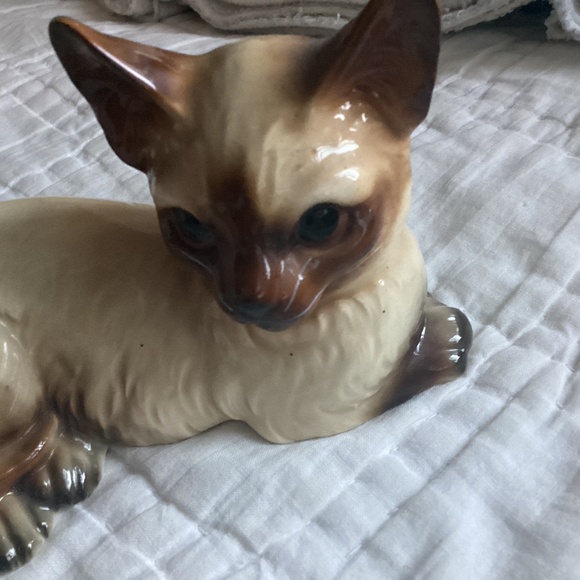 VINTAGE MADE IN JAPAN CERAMIC PORCELAIN LOUNGING SIAMESE CAT FIGURINE - Picture 2 of 9